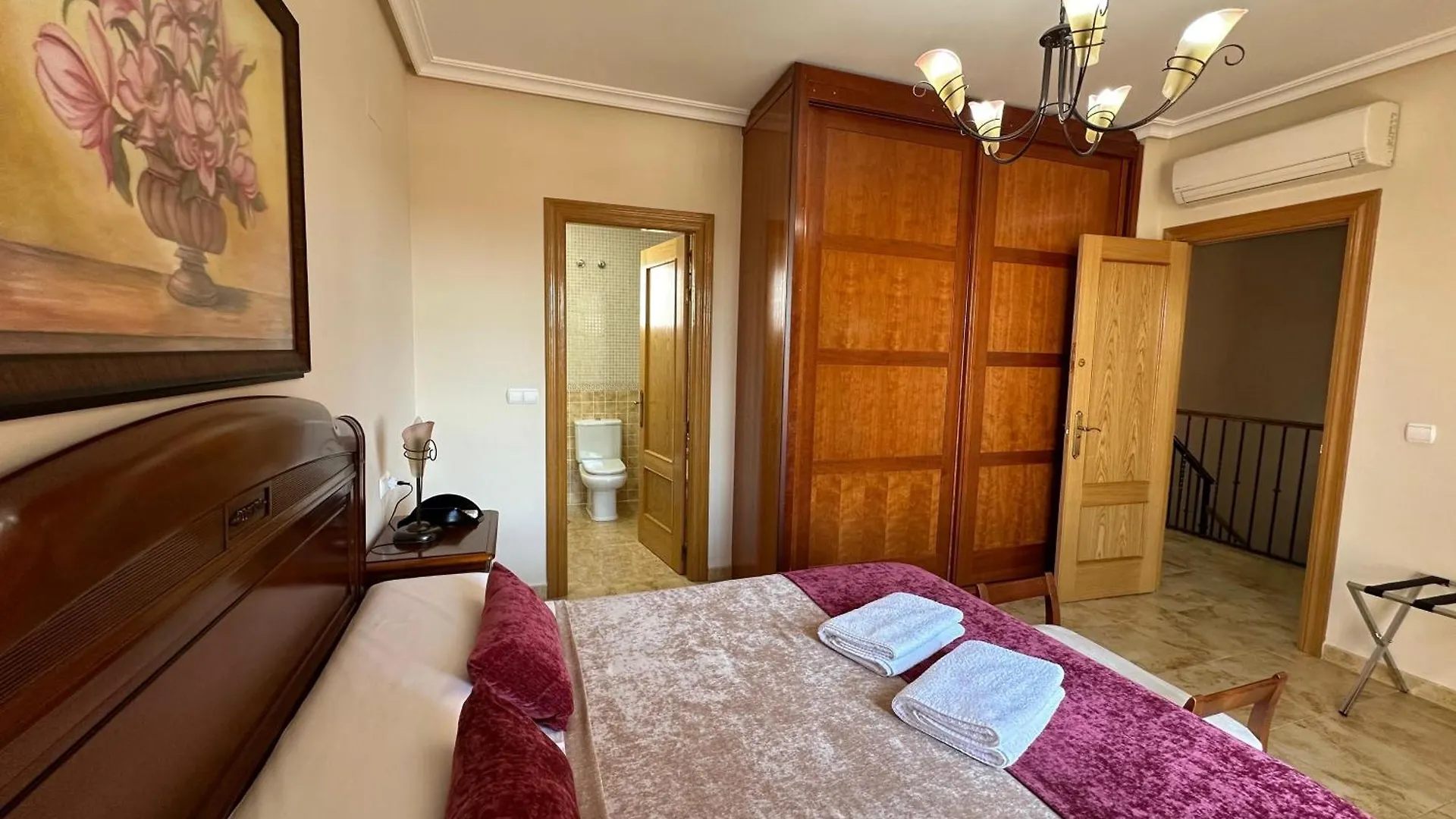 Casa Grande De Tres Plantas Con Parking Gratis Villa Linares  Holiday home Linares (Jaen)