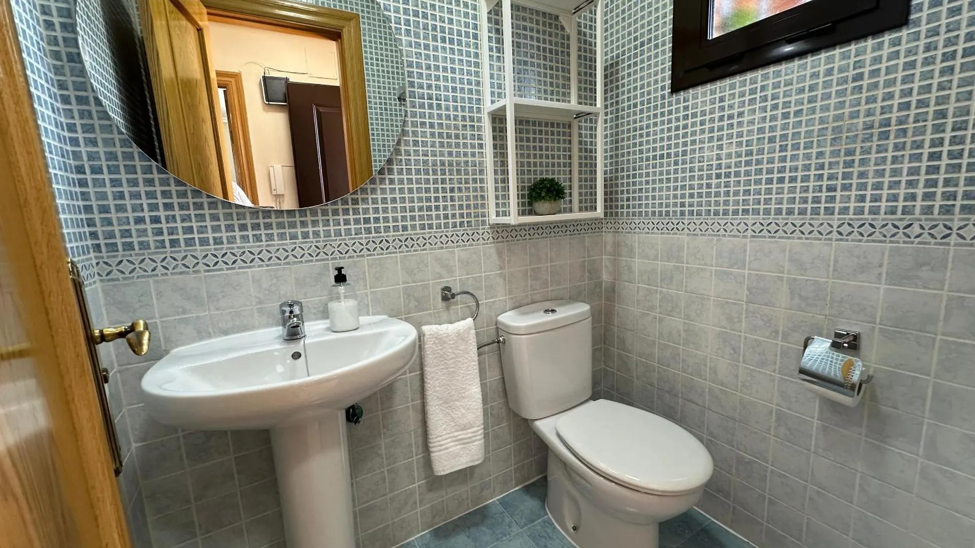 Holiday home Casa Grande De Tres Plantas Con Parking Gratis Villa Linares