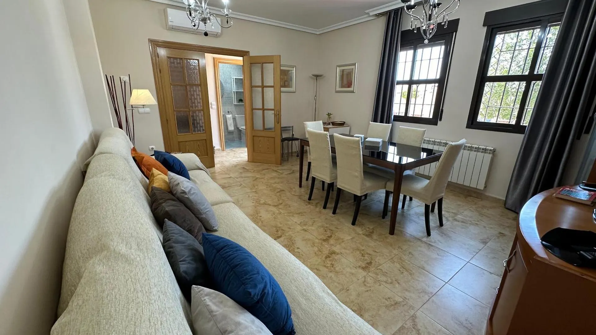 Casa Grande De Tres Plantas Con Parking Gratis Villa Linares  Linares (Jaen)