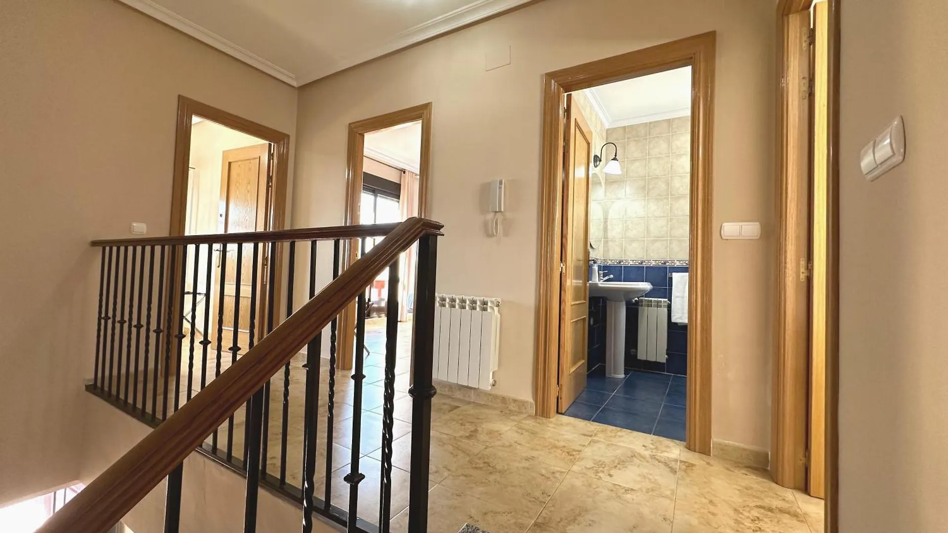 Casa Grande De Tres Plantas Con Parking Gratis Villa Linares  Holiday home