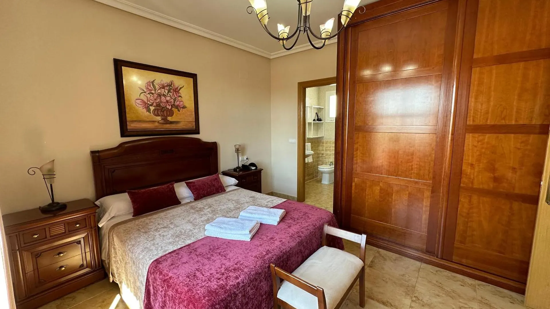 Casa Grande De Tres Plantas Con Parking Gratis Villa Linares  Holiday home