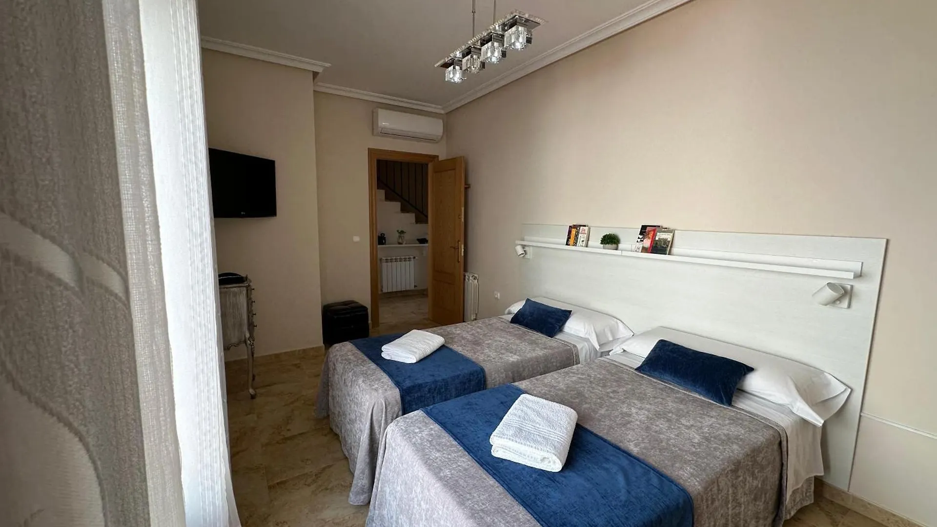 Holiday home Casa Grande De Tres Plantas Con Parking Gratis Villa Linares  Spain