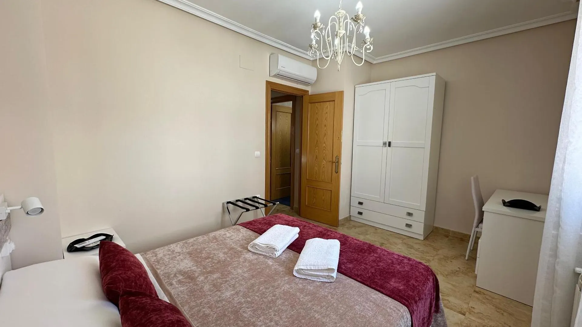 Casa Grande De Tres Plantas Con Parking Gratis Villa Linares  Spain