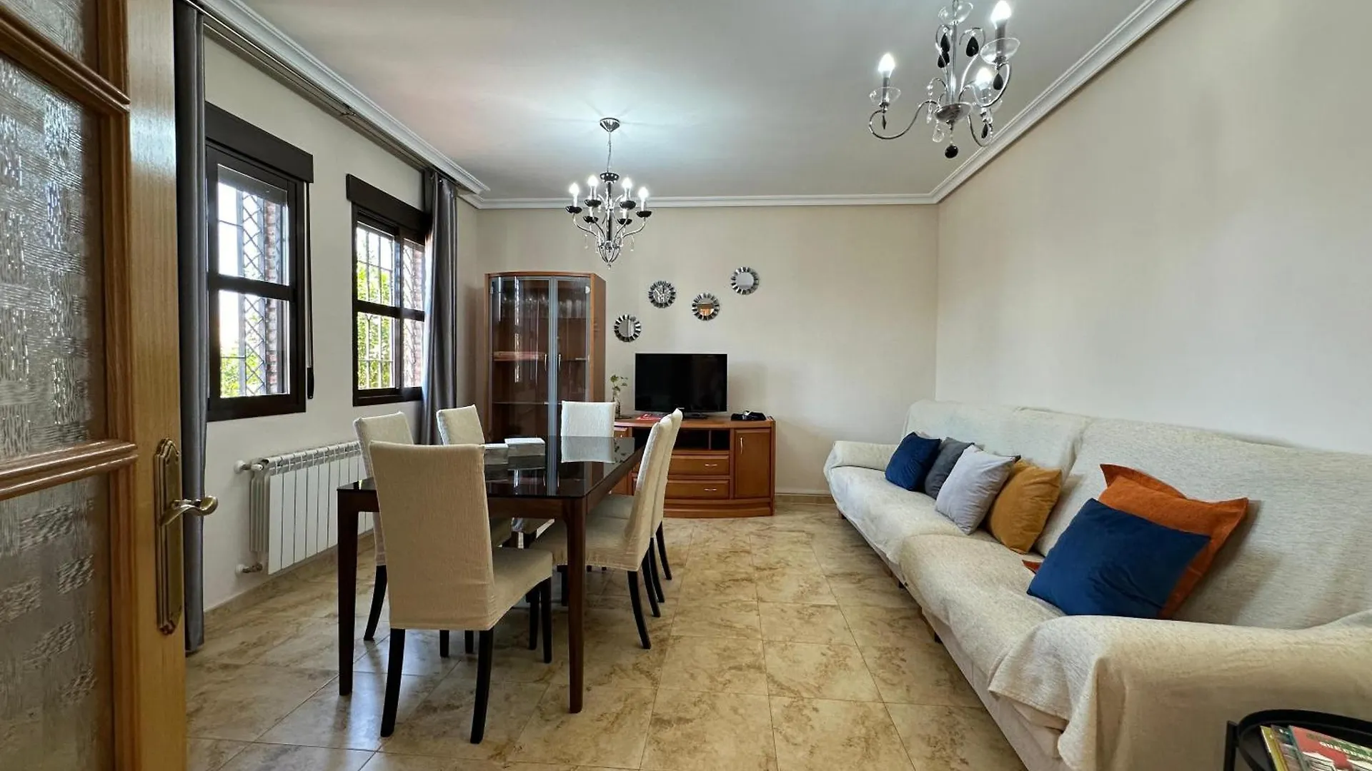 Casa Grande De Tres Plantas Con Parking Gratis Villa Linares  Spain