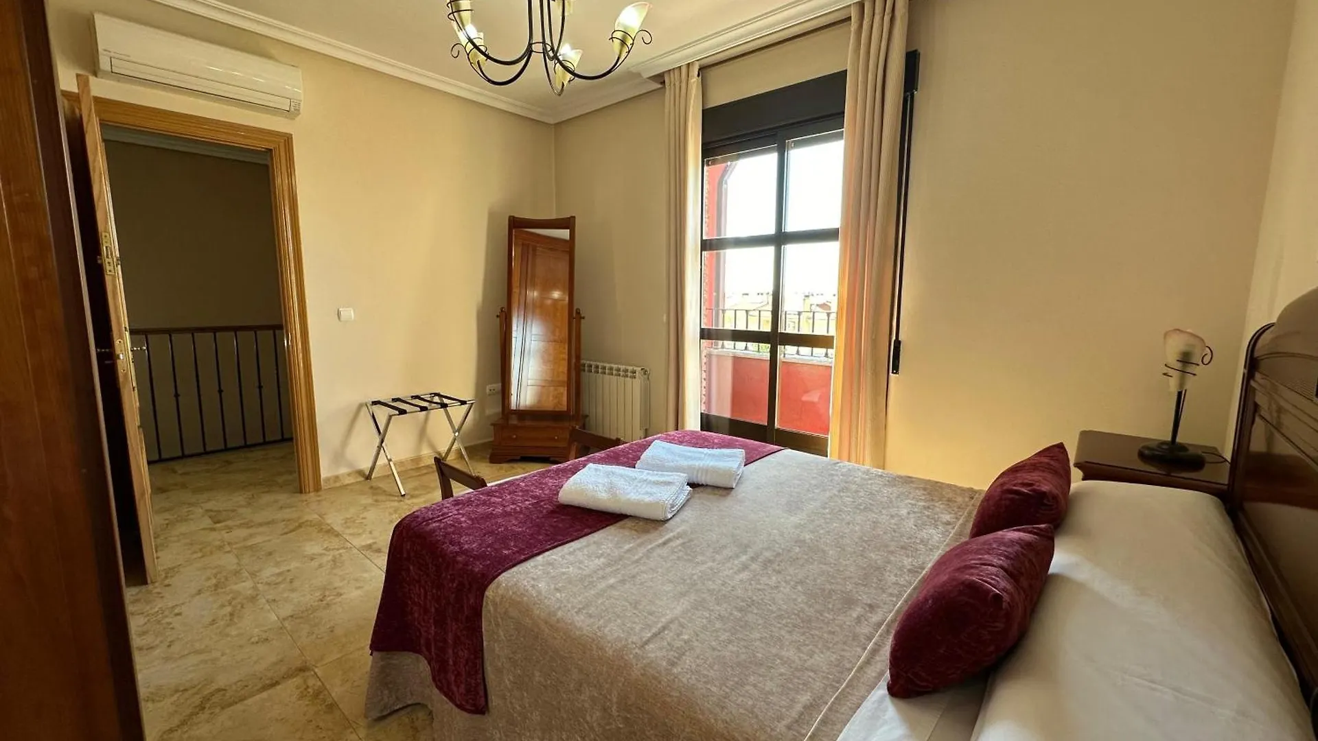 Casa Grande De Tres Plantas Con Parking Gratis Villa Linares  Holiday home Linares (Jaen)