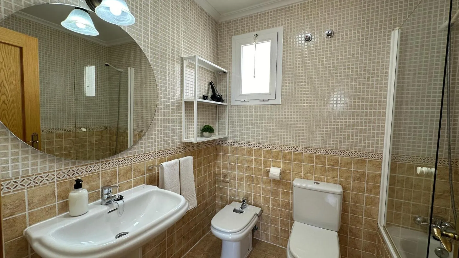 Casa Grande De Tres Plantas Con Parking Gratis Villa Linares  Holiday home