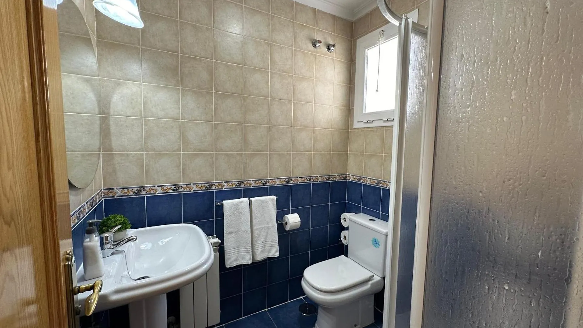 Casa Grande De Tres Plantas Con Parking Gratis Villa Linares  0*, Linares (Jaen)
